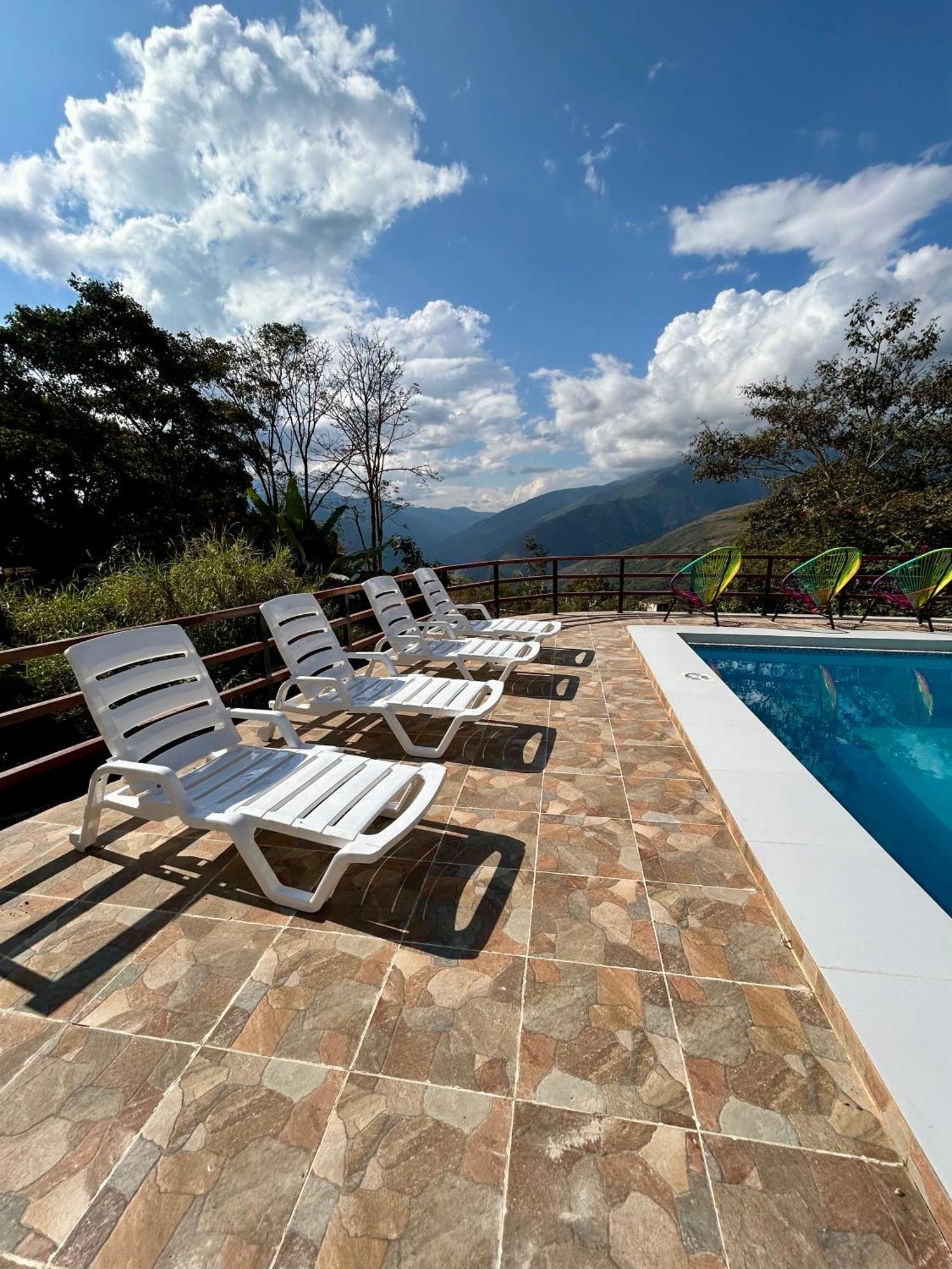 Villa Camila Hostel Coroico Buitenkant foto