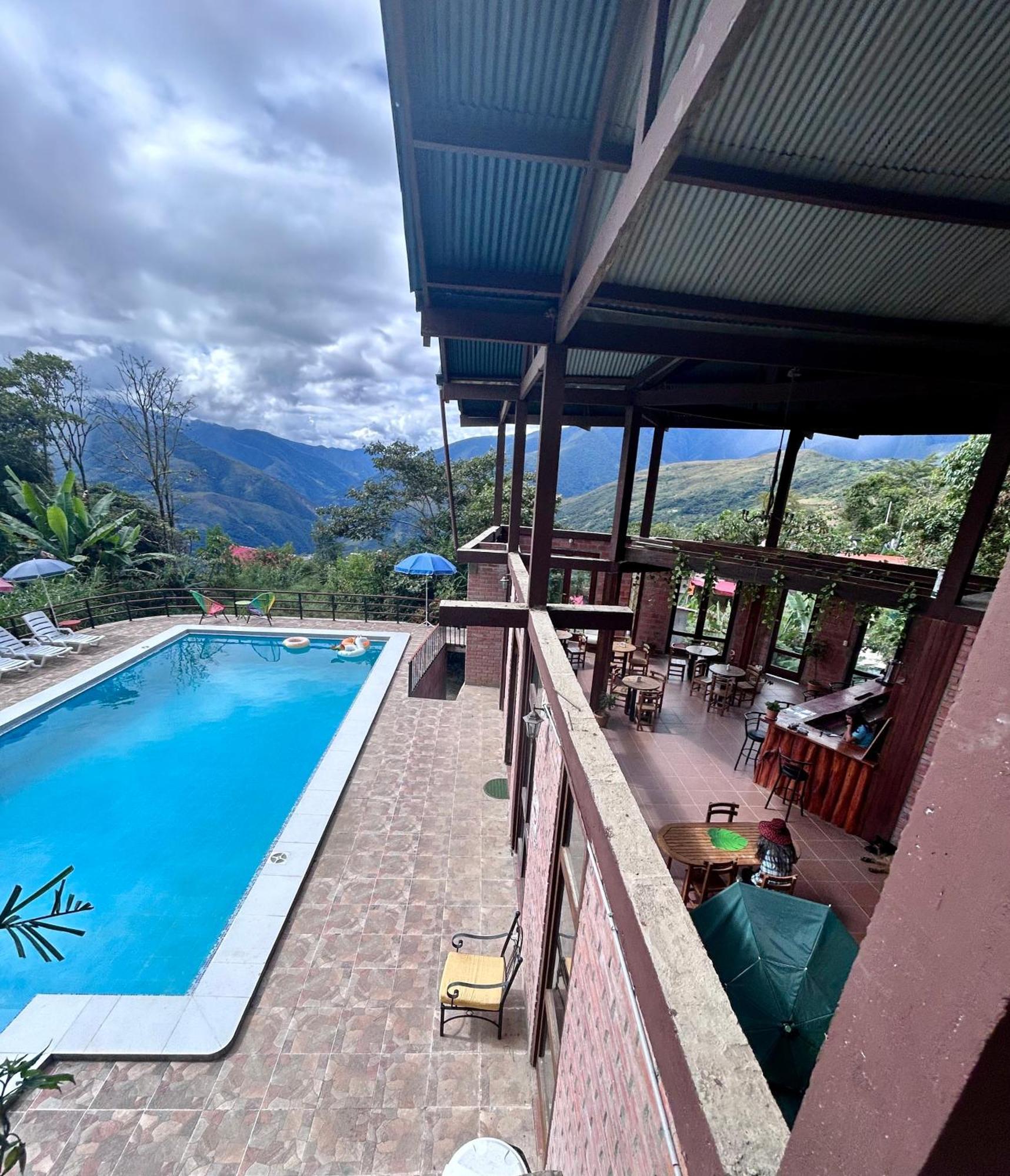 Villa Camila Hostel Coroico Buitenkant foto